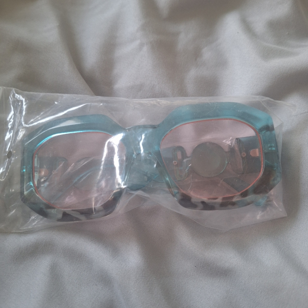 Cute teal & tortoise accented Sunglasses 👓 - Picture 2 of 5